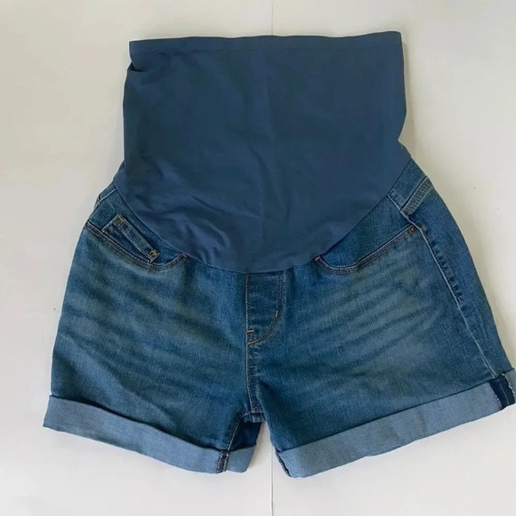 Levi’s signature maternity jean shorts, over the belly. Cuffed. Size small - Picture 2 of 11